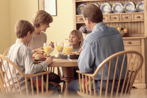 Family eating breakfast together. Photographe : Rob Lewine