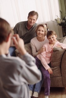 Young boy taking a family picture. Photographe : Rob Lewine
