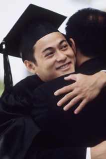 Graduate embracing his father. Photographe : Rob Lewine