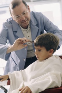 Young boy getting a haircut. Photographe : Rob Lewine