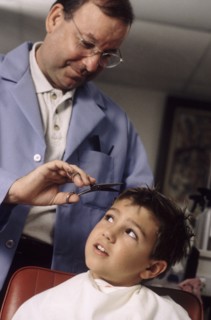 Young boy getting a haircut. Photographe : Rob Lewine