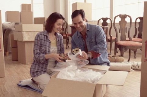 Couple unpacking together. Photographe : Rob Lewine