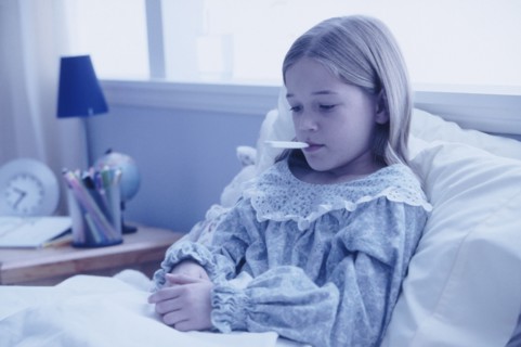 Young girl sick in bed. Photographe : Rob Lewine