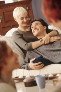 Couple relaxing on couch together. Photographe : Rob Lewine