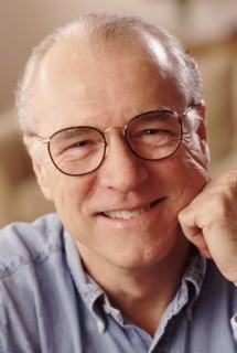 Portrait of a man wearing glasses. Photographe : Rob Lewine
