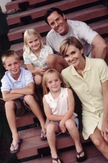 Family portrait on the steps. Photographe : Rob Lewine