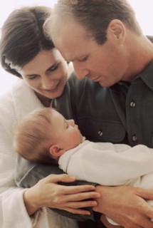 Mother and father admiring their newborn baby. Photographe : Rob Lewine