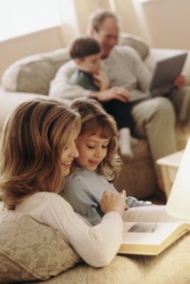 Family reading together. Photographe : Rob Lewine