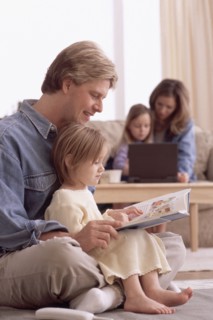 Family reading together. Photographe : Rob Lewine