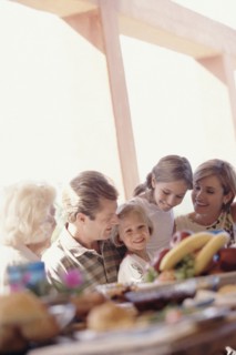 Family having a picnic. Photographe : Rob Lewine