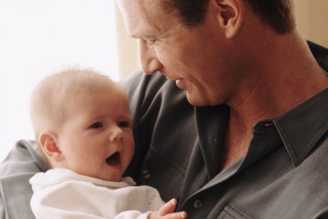 Father smiling at his baby. Photographe : Rob Lewine