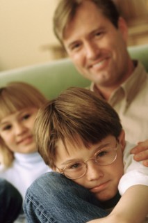 Father sitting with his children. Photographe : Rob Lewine