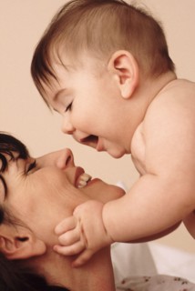 Mother playing with her baby. Photographe : Rob Lewine