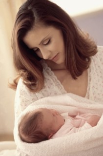 Mother holding her newborn baby. Photographe : Rob Lewine