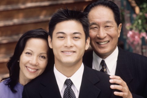Portrait of a young man with his parents. Photographe : Rob Lewine