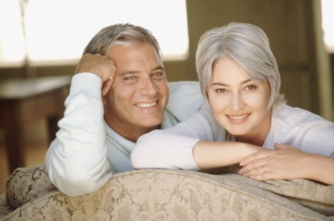 Couple relaxing on couch together. Photographe : Rob Lewine