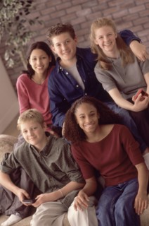 Friends hanging out together. Photographe : Rob Lewine