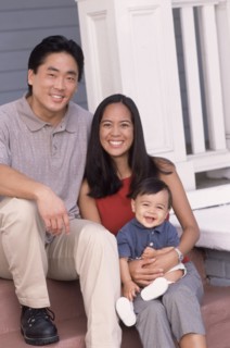 Portrait of a young family. Photographe : Rob Lewine