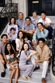 Portrait of generations on the front steps of the house. Photographe : Rob Lewine