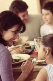 Family eating a meal together. Photographe : Rob Lewine