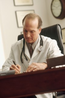 Doctor writing a prescription. Photographe : Rob Lewine
