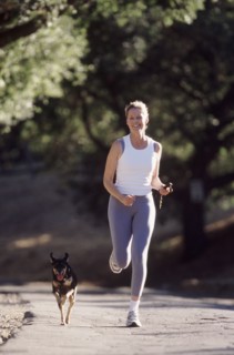 Woman running with her dog. Photographe : Rob Lewine