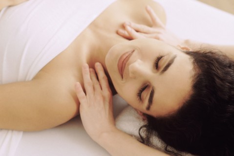 Woman enjoying a massage. Photographe : Rob Lewine