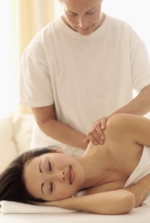 Woman enjoying a massage. Photographe : Rob Lewine