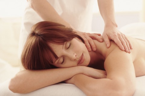 Woman enjoying a massage. Photographe : Rob Lewine