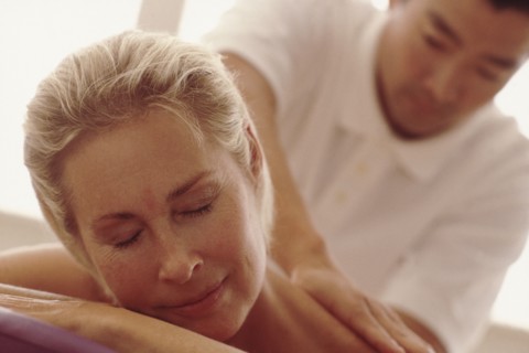 Woman enjoying a massage. Photographe : Rob Lewine