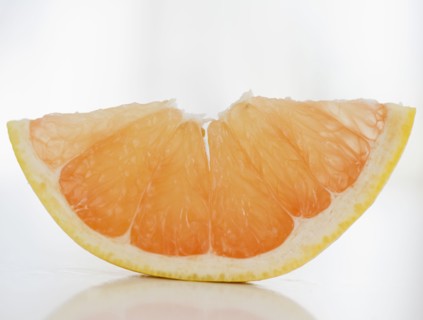 Slice of fresh grapefruit. Photo : Jamie Grill