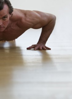 Muscular man doing push-ups. Photo : Daniel Grill