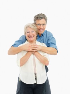 Retired couple embracing. Photo : momentimages