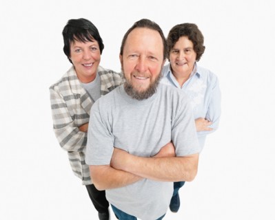 Three people standing with their arms crossed. Photo : momentimages