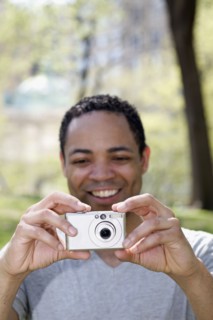 Man taking photograph in Central Park. Photo : David Engelhardt