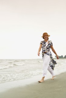 Woman walking on the beach. Photo : Shawn O'Connor