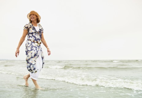 Woman walking on the beach. Photo : Shawn O'Connor