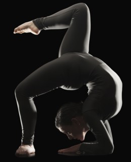 Contortionist bending over backwards. Photo : Mike Kemp