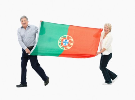 Two people carrying the Portuguese flag. Photo : momentimages