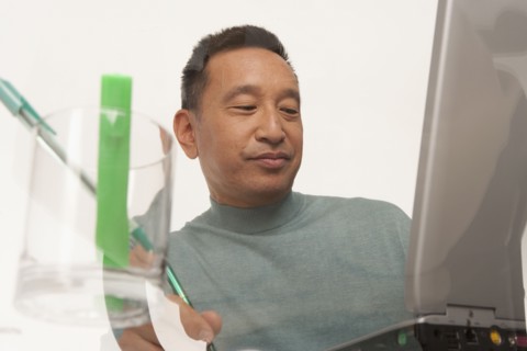 Man working on laptop. Photo : K.Hatt