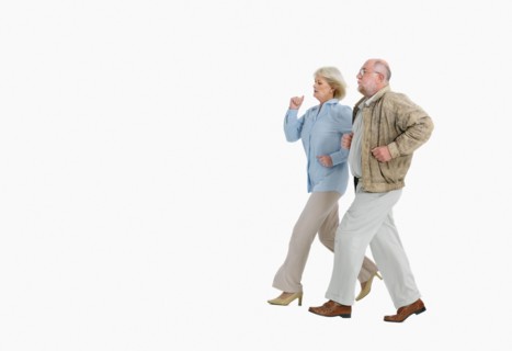 Two seniors running. Photo : momentimages