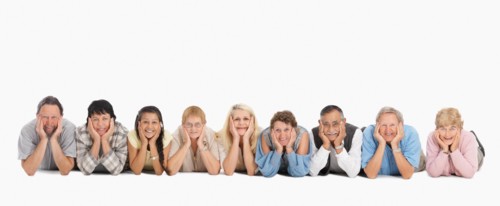 A group of people lying on the floor in a row. Photo : momentimages