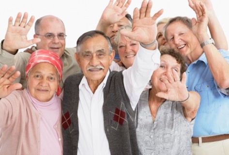 A group of people waving. Photo : momentimages
