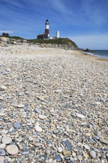 Beach with lighthouse in background. Photo : fotog