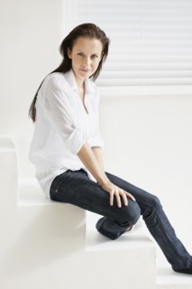Casual woman sitting on stairs. Photo : momentimages