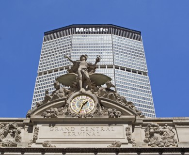 Statue on top of Grand Central Terminal building. Photo : fotog