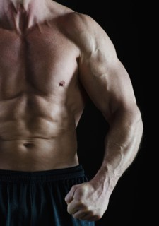 Muscular man flexing his muscles. Photo : Daniel Grill