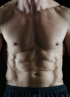 Abs on a muscular man. Photo : Daniel Grill