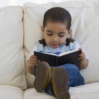 Young child looking at a book. Photo : Chris Grill