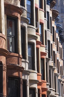 Windows on brownstone buildings. Photo : fotog